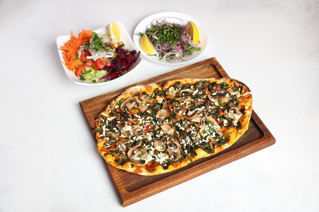 Special mixed pide with toppings