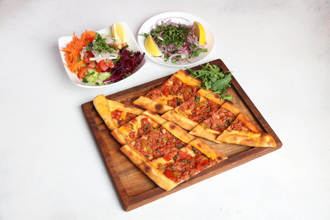 Minced lamb pide