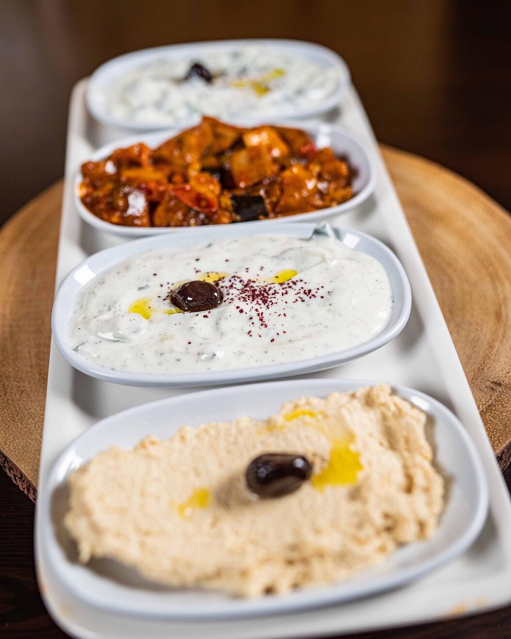 Ezme meze with tomatoes and herbs